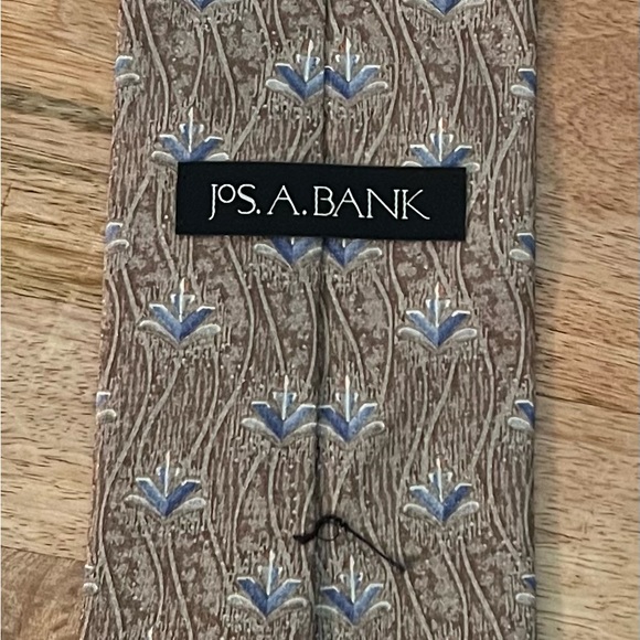 JOSEPH A. BANK MEN’S TAN & LIGHT BLUE 100% SILK NECKTIE/PRE-OWNED/ADAPTABLE!! - Picture 2 of 2